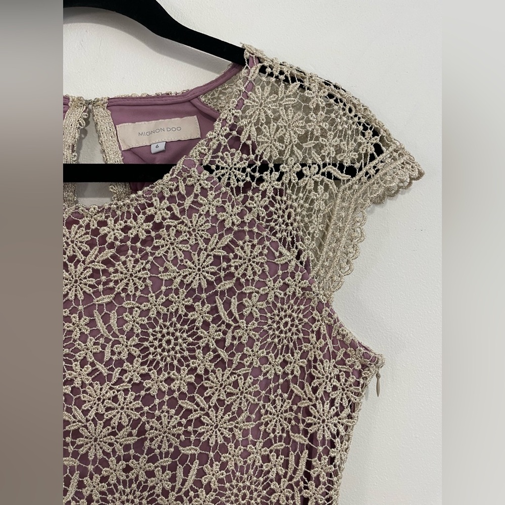 MIGNON DOO Anthropologie Lace Overlay Sheath Dress | Light Purple & Gold, Size 6 - Picture 6 of 13